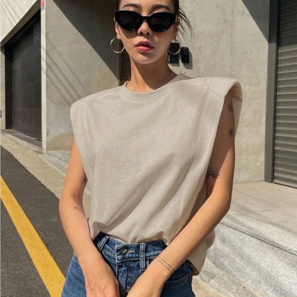 Light beige / nude Shoulder padded tee shirt top - fall essential top - Picture 3 of 4